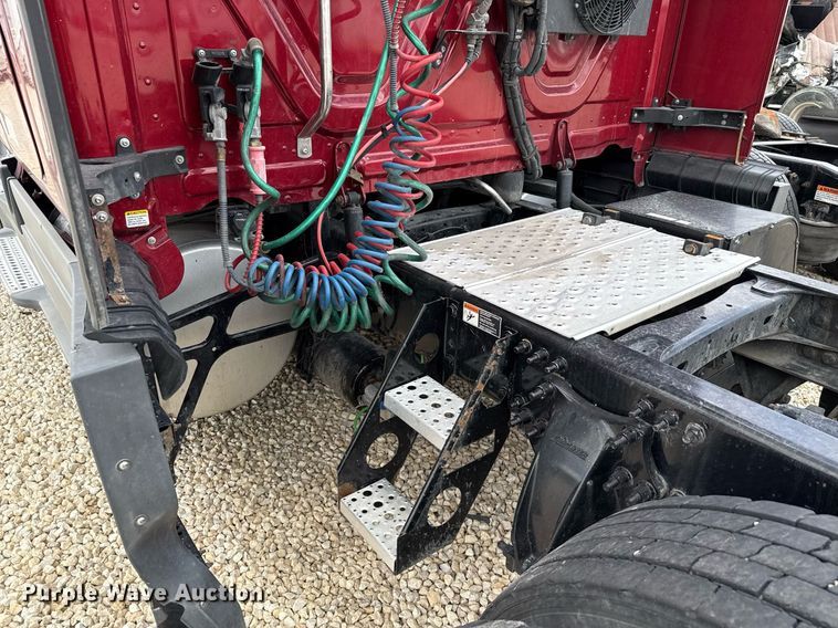 image for item YA0648 2018 Freightliner Cascadia 125 semi truck