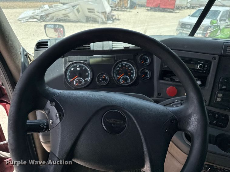 image for item YA0648 2018 Freightliner Cascadia 125 semi truck