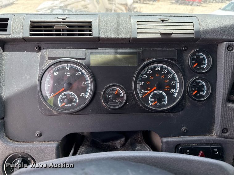 image for item YA0648 2018 Freightliner Cascadia 125 semi truck