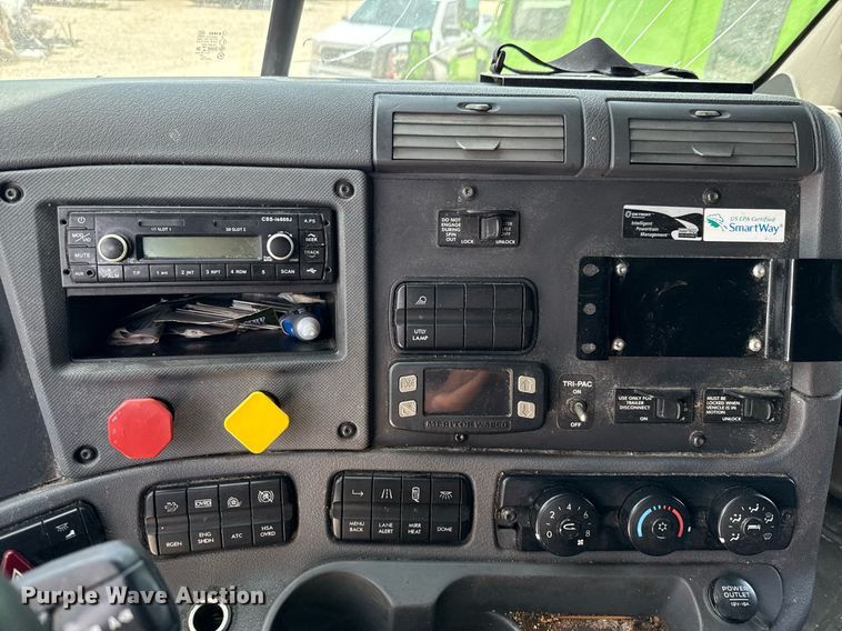 image for item YA0648 2018 Freightliner Cascadia 125 semi truck