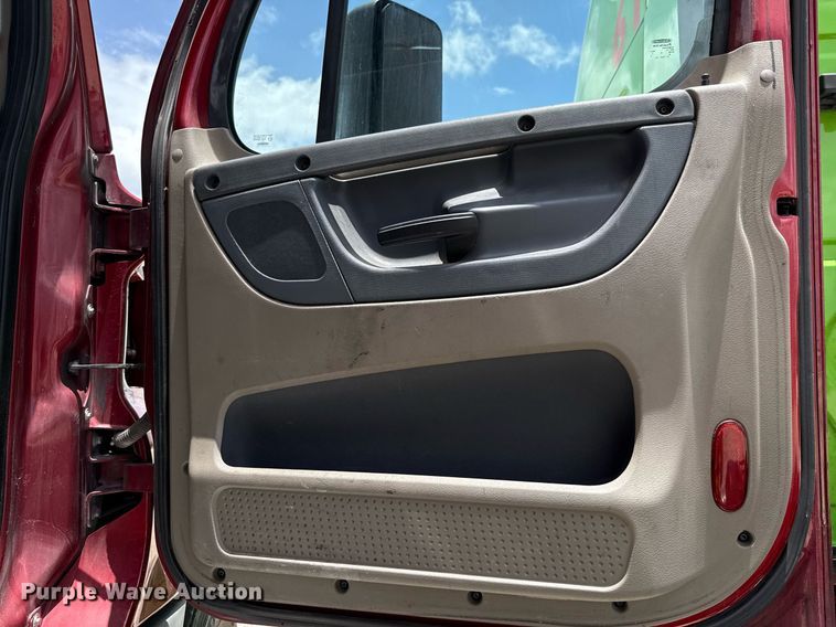 image for item YA0648 2018 Freightliner Cascadia 125 semi truck