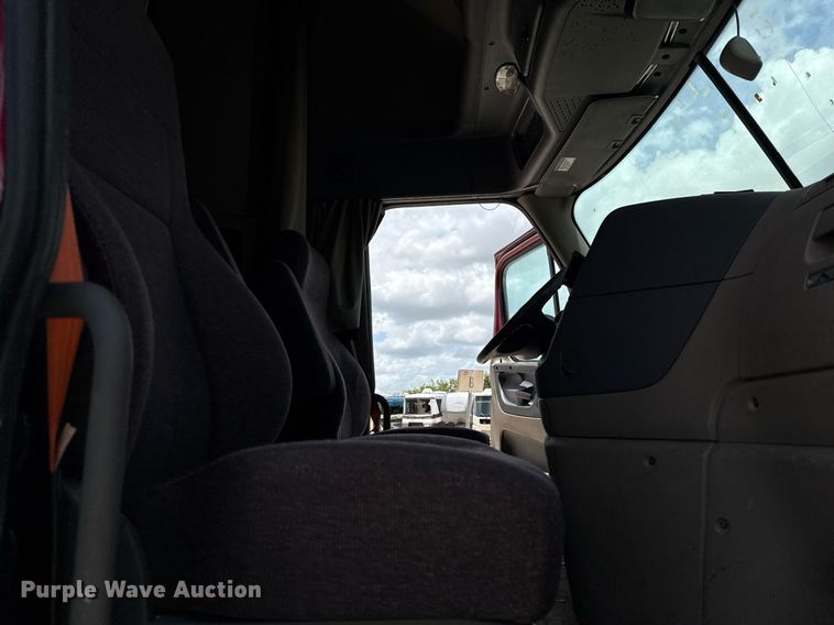 image for item YA0648 2018 Freightliner Cascadia 125 semi truck