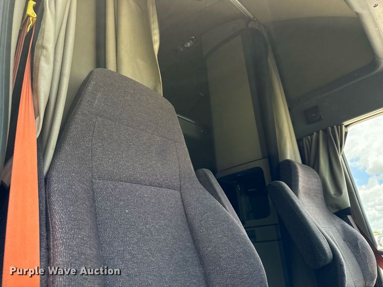 image for item YA0648 2018 Freightliner Cascadia 125 semi truck