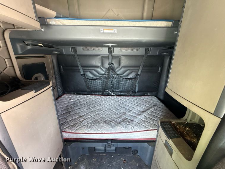 image for item YA0648 2018 Freightliner Cascadia 125 semi truck