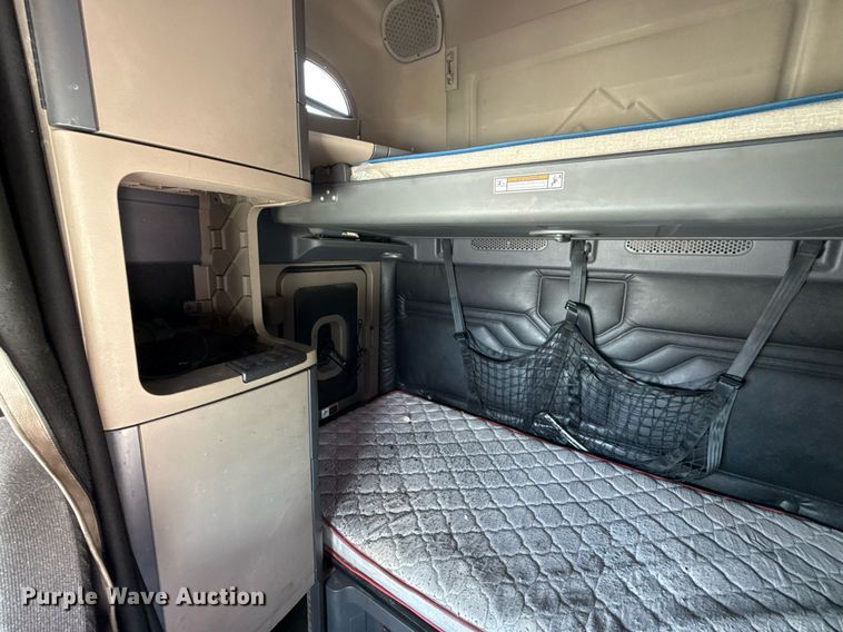 image for item YA0648 2018 Freightliner Cascadia 125 semi truck