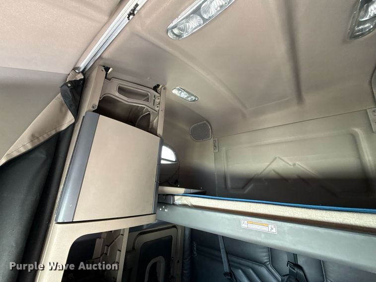 image for item YA0648 2018 Freightliner Cascadia 125 semi truck