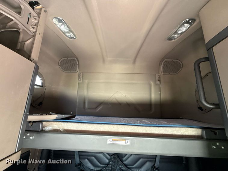 image for item YA0648 2018 Freightliner Cascadia 125 semi truck