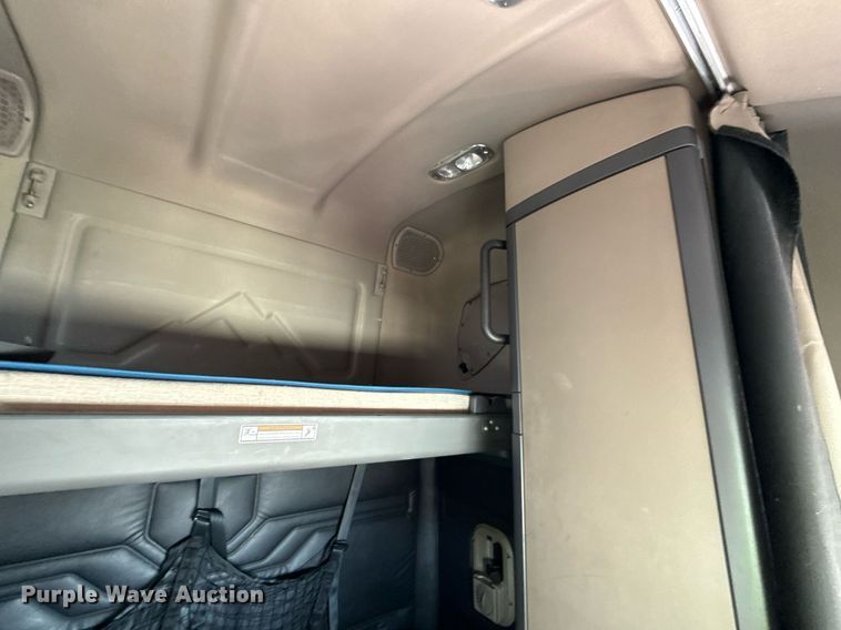 image for item YA0648 2018 Freightliner Cascadia 125 semi truck