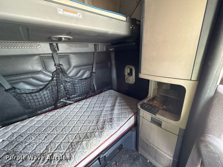 image for item YA0648 2018 Freightliner Cascadia 125 semi truck