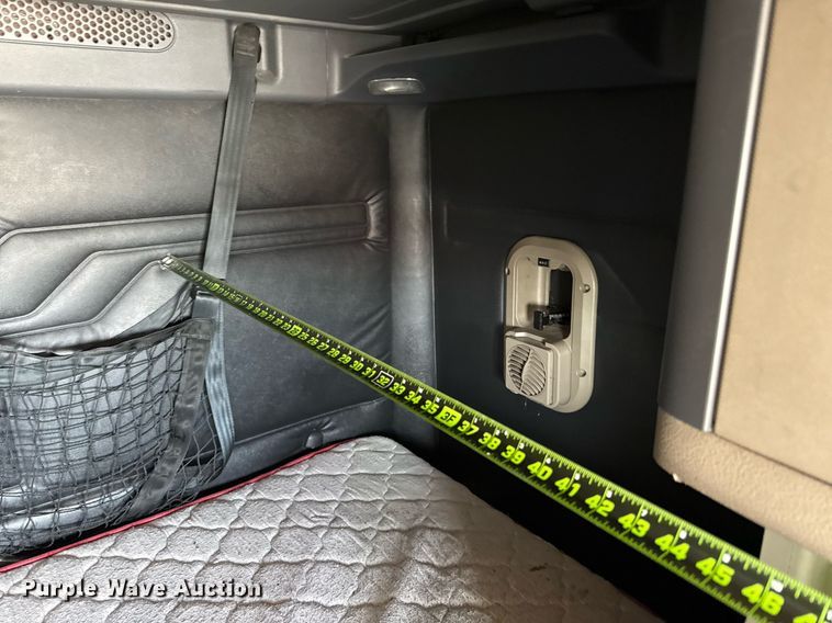 image for item YA0648 2018 Freightliner Cascadia 125 semi truck