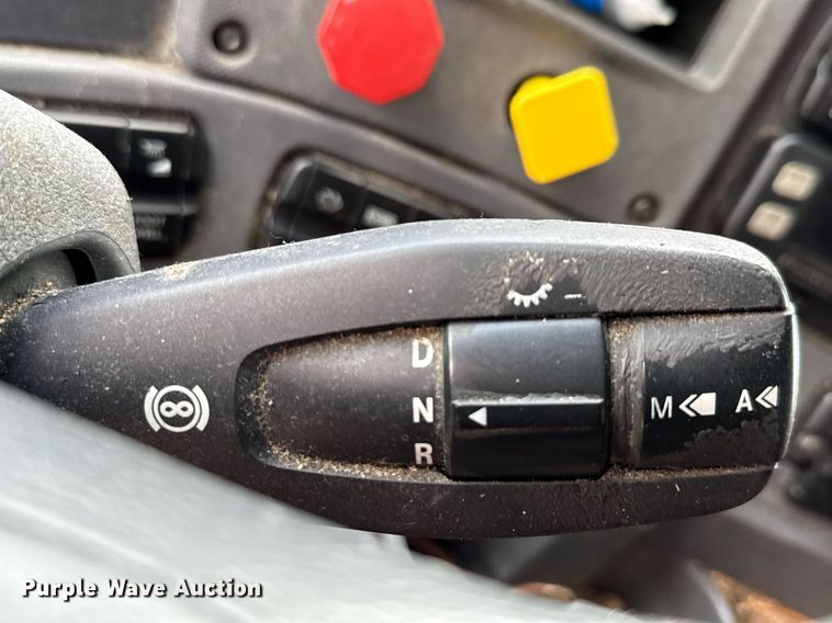 image for item YA0648 2018 Freightliner Cascadia 125 semi truck