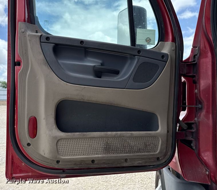 image for item YA0648 2018 Freightliner Cascadia 125 semi truck