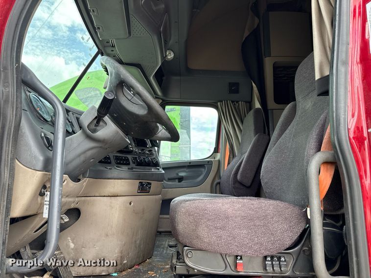 image for item YA0648 2018 Freightliner Cascadia 125 semi truck