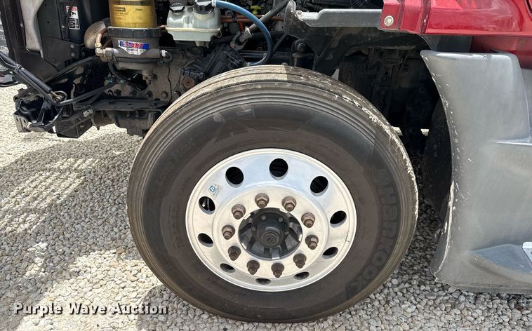 image for item YA0648 2018 Freightliner Cascadia 125 semi truck