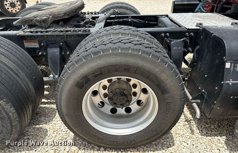 image for item YA0648 2018 Freightliner Cascadia 125 semi truck