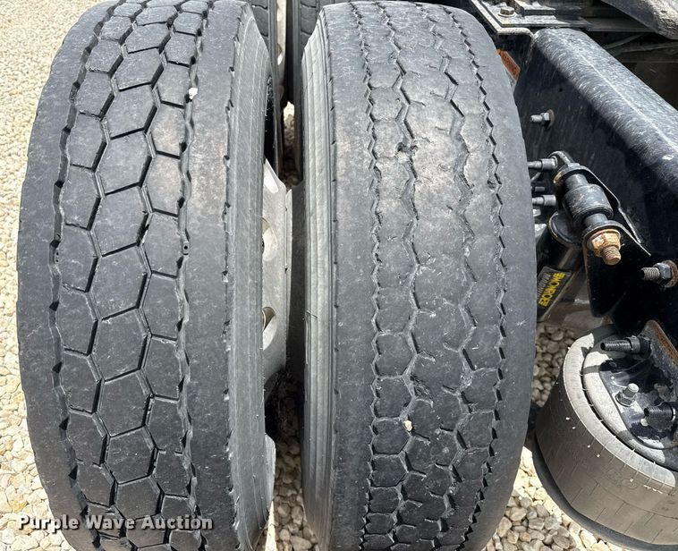 image for item YA0648 2018 Freightliner Cascadia 125 semi truck