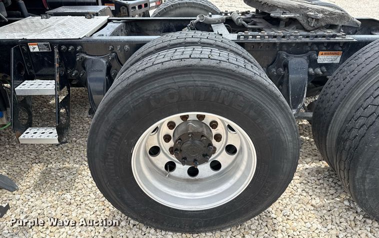 image for item YA0648 2018 Freightliner Cascadia 125 semi truck