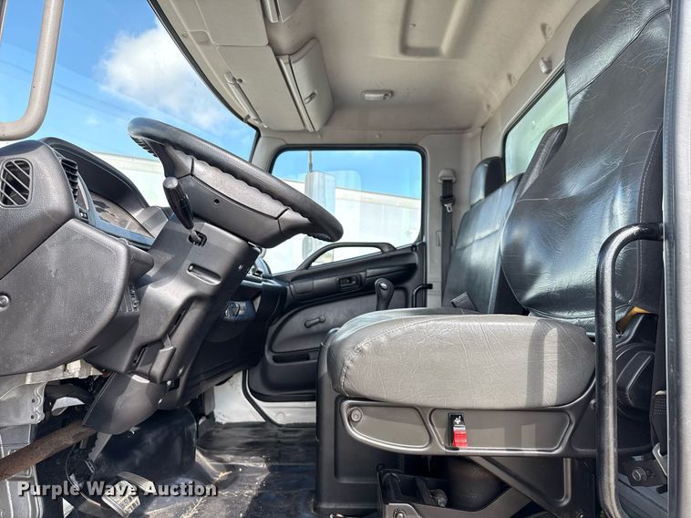 image for item YA0690 2019 Hino 268A box truck