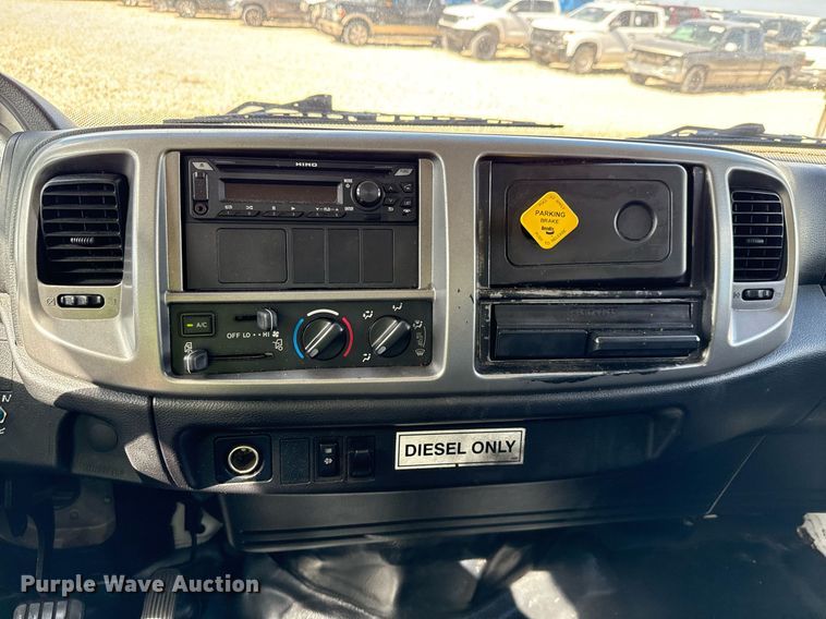 image for item YA0690 2019 Hino 268A box truck