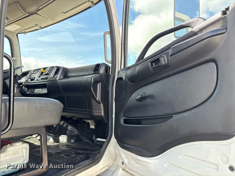 image for item YA0690 2019 Hino 268A box truck