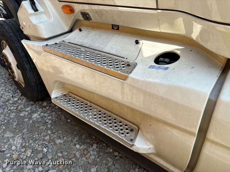 image for item YA0702 2018 International LT625 semi truck