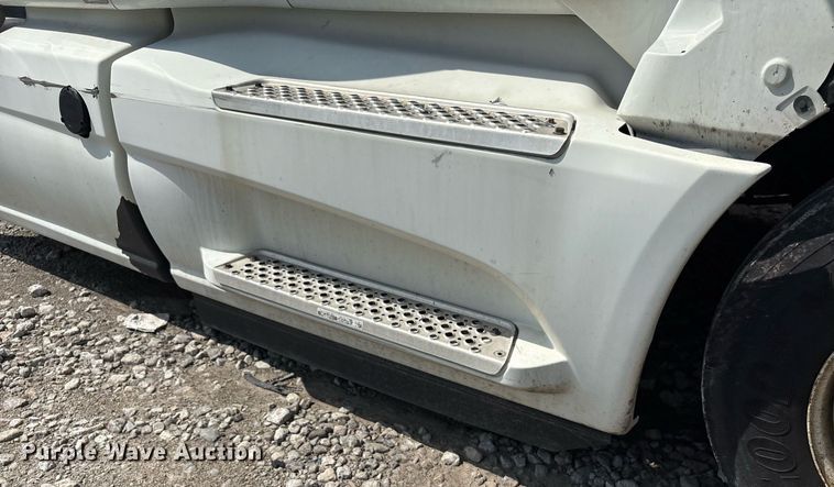 image for item YA0702 2018 International LT625 semi truck