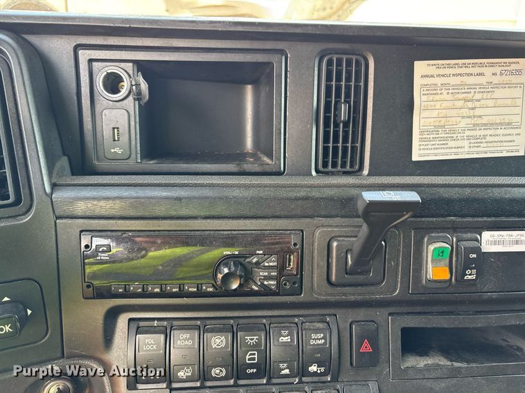 image for item YA0702 2018 International LT625 semi truck