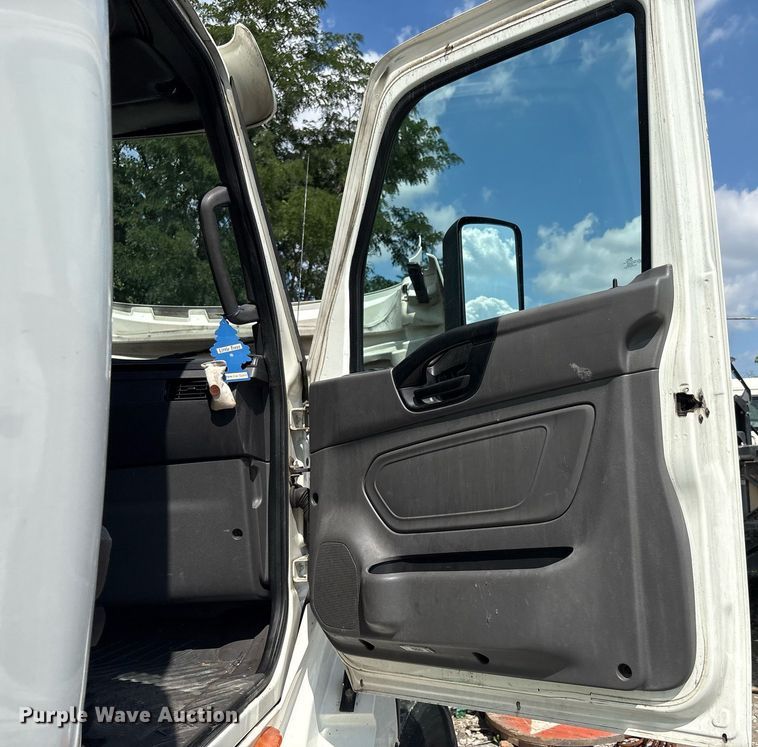 image for item YA0702 2018 International LT625 semi truck