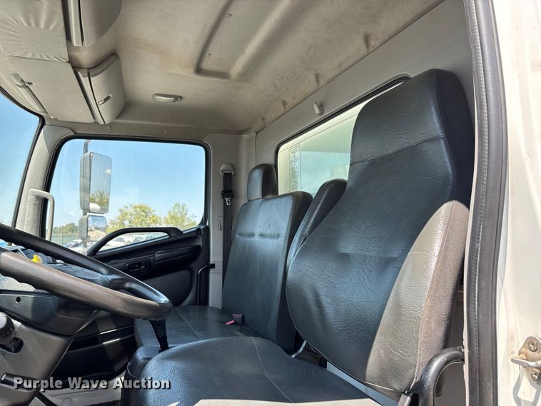 image for item YA0747 2019 Hino 268 box truck