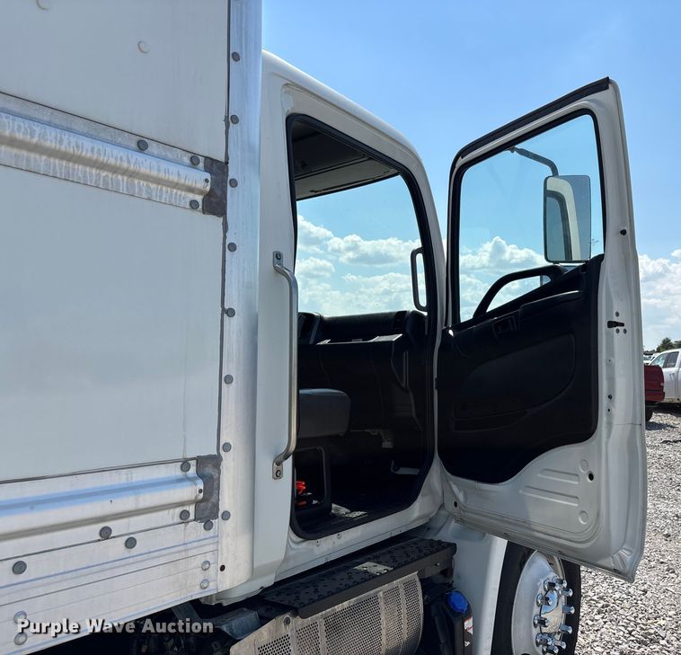 image for item YA0747 2019 Hino 268 box truck