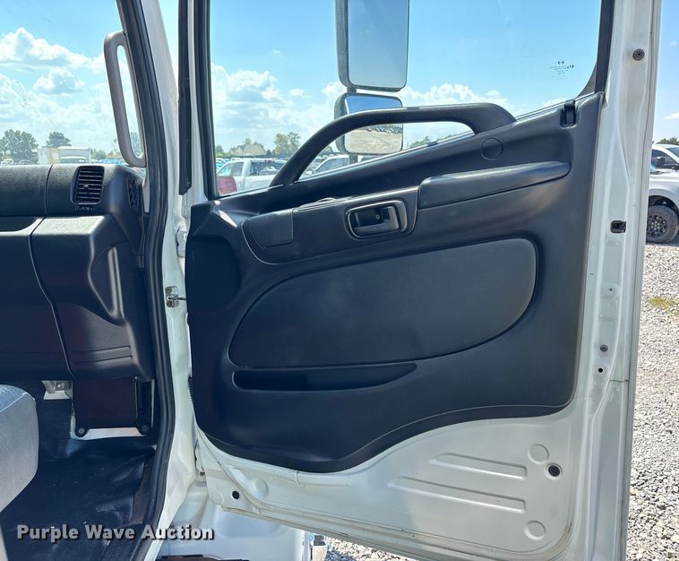 image for item YA0747 2019 Hino 268 box truck