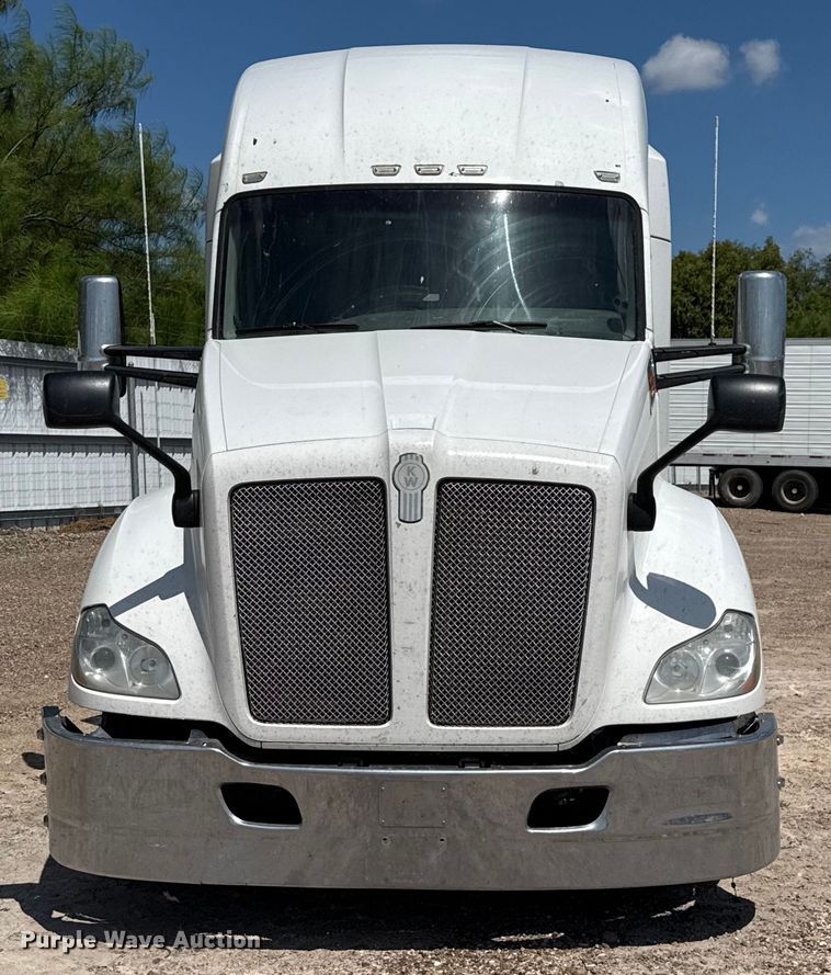image for item YA0751 2017 Kenworth T680 semi truck
