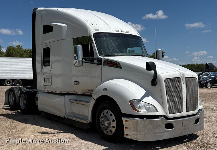 image for item YA0751 2017 Kenworth T680 semi truck