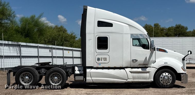 image for item YA0751 2017 Kenworth T680 semi truck