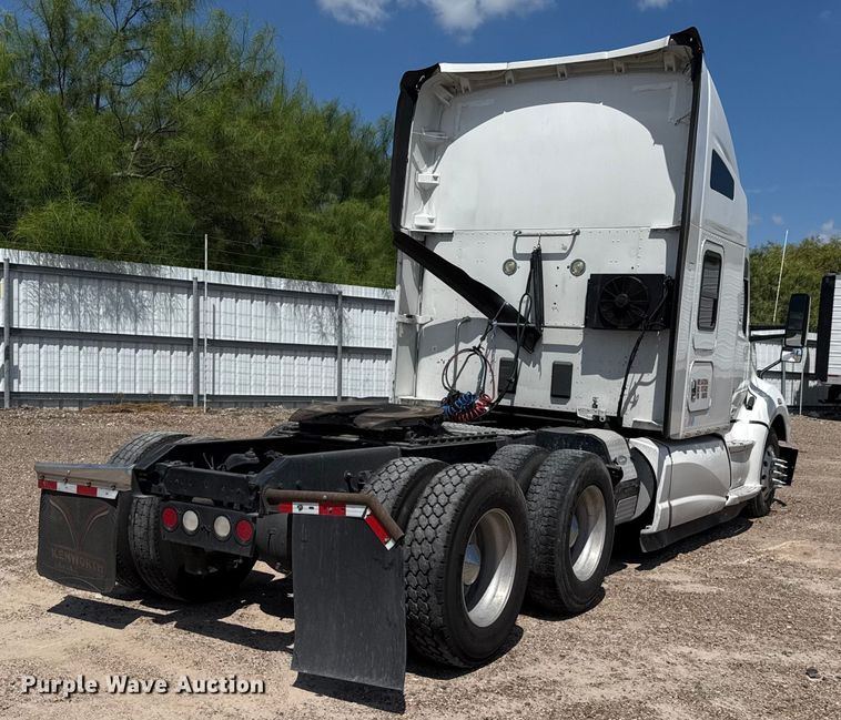 image for item YA0751 2017 Kenworth T680 semi truck