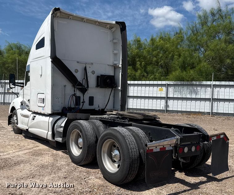 image for item YA0751 2017 Kenworth T680 semi truck