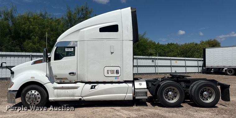 image for item YA0751 2017 Kenworth T680 semi truck