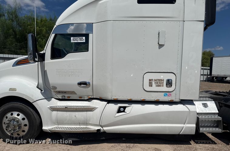 image for item YA0751 2017 Kenworth T680 semi truck