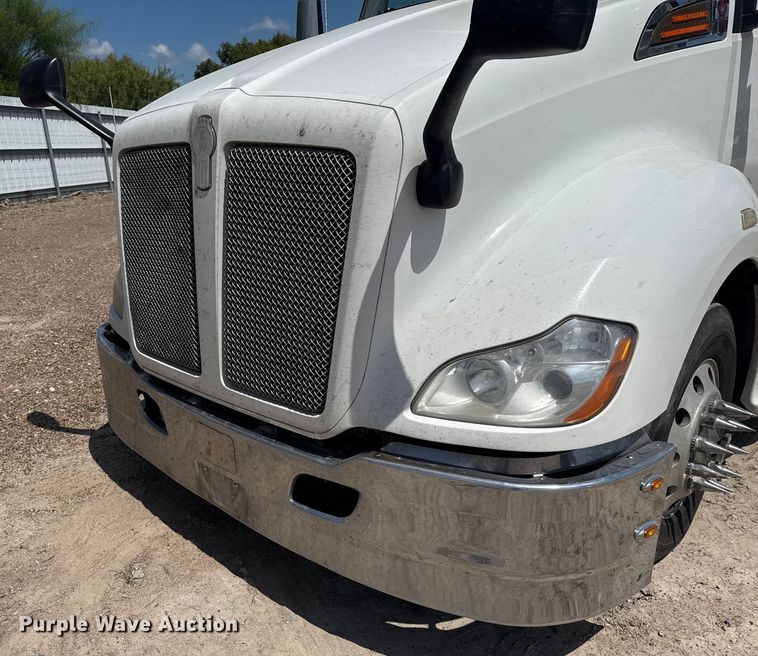 image for item YA0751 2017 Kenworth T680 semi truck