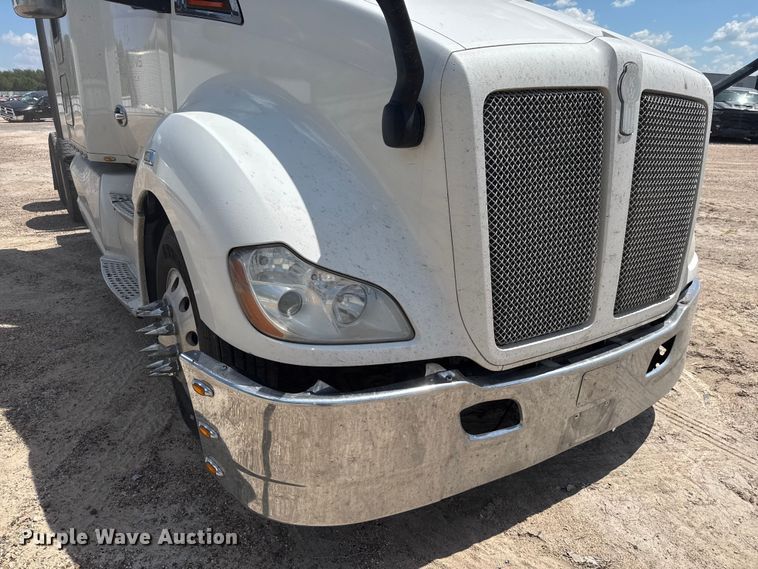 image for item YA0751 2017 Kenworth T680 semi truck