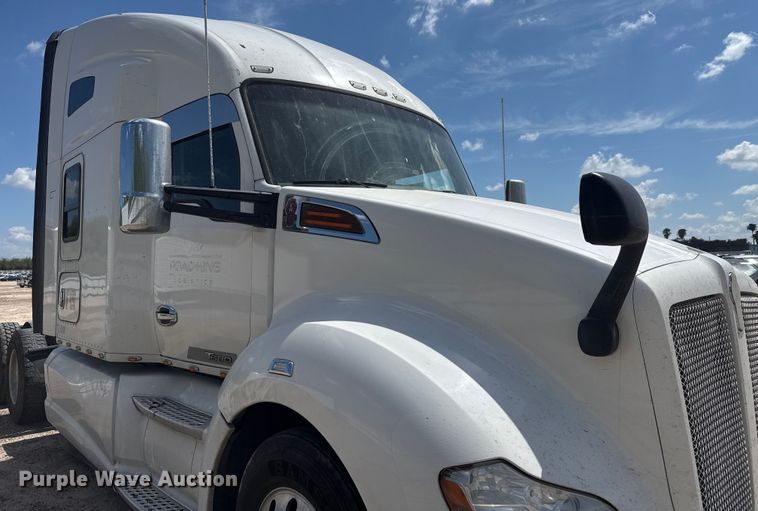 image for item YA0751 2017 Kenworth T680 semi truck