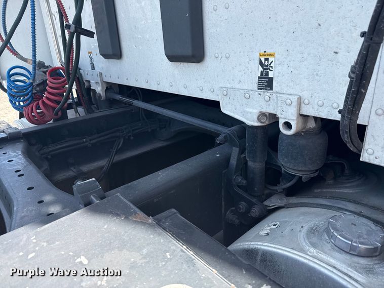 image for item YA0751 2017 Kenworth T680 semi truck