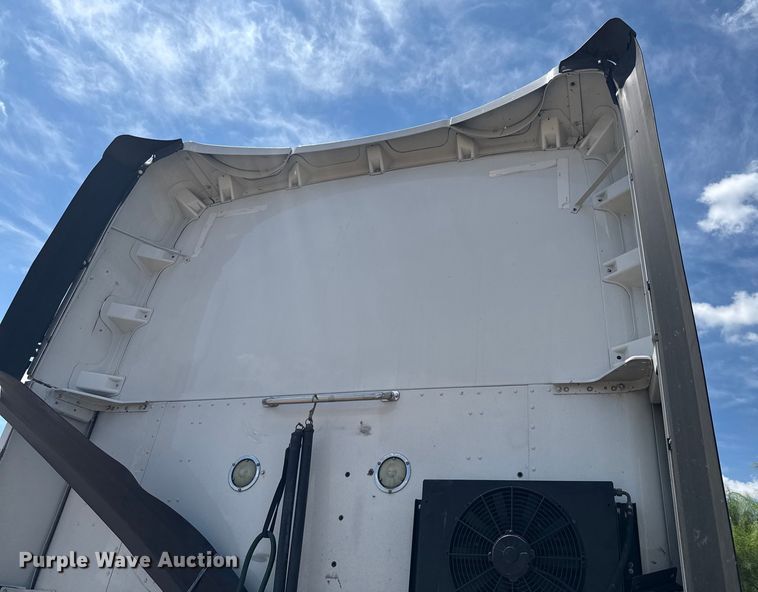 image for item YA0751 2017 Kenworth T680 semi truck