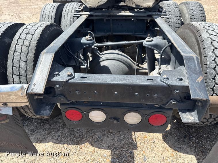 image for item YA0751 2017 Kenworth T680 semi truck