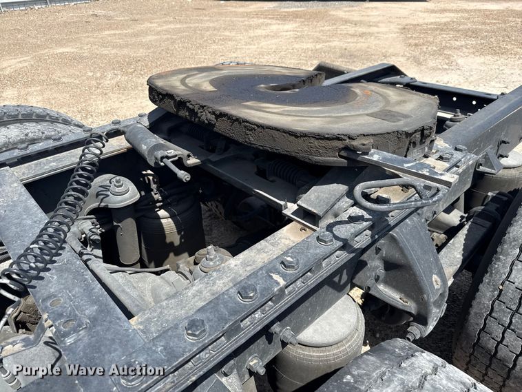 image for item YA0751 2017 Kenworth T680 semi truck