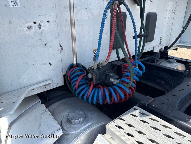 image for item YA0751 2017 Kenworth T680 semi truck