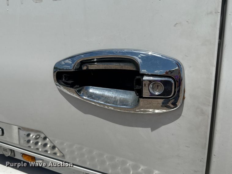 image for item YA0751 2017 Kenworth T680 semi truck