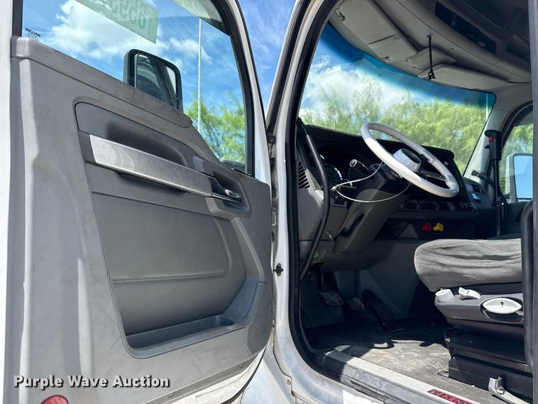 image for item YA0751 2017 Kenworth T680 semi truck