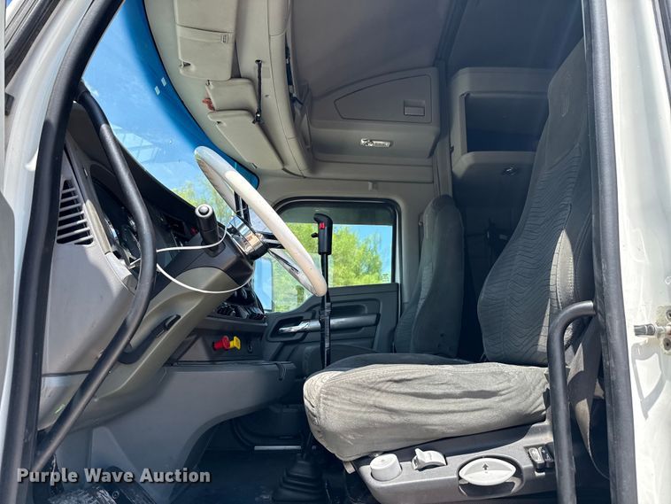 image for item YA0751 2017 Kenworth T680 semi truck