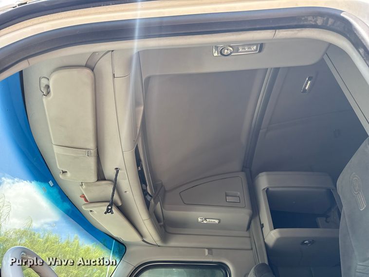 image for item YA0751 2017 Kenworth T680 semi truck